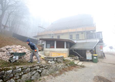 DOM NA SLIVNICI OBNOVA STREHE 01 OTO LJUBO VUKELIČ